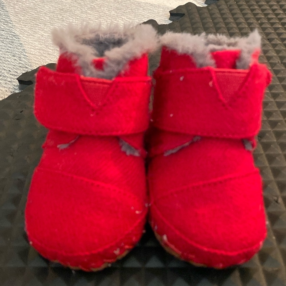 TOMS Tiny Cuna Red Booties